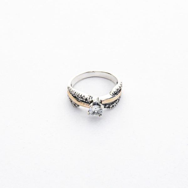 Anillo de Plata Italiana 925. Envejecido con Laminas de Oro. Circones Blancos. Peso desde 3,33 hasta 3,62 Gramos. Brilho.