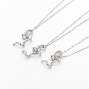 Dije Colgante Serpiente. Diseño Serpiente Ojos Rosados en Circones. Micro Circones Blancos. Plata Italiana 925. Peso de 2,8 Gramos. Largo de 20cm. SKU: PCO1020017-2,8GR-R - PCO1020017-2,8GR-M - PCO1020017-2,8GR-V Brilho.