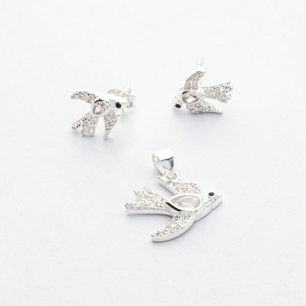 Conjunto de Dije Colgante y Aros Topo. Aros Topo y Colgante con Micro Circones. Diseño Golondrina Tijereta. Plata Italiana 925. Micro Circones Blancos. Peso de 2,4 Gramos. SKU: PJS0722010#160. NO INCLUYE CADENA. Brilho.