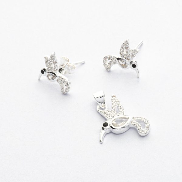 Conjunto de Dije Colgante y Aros Topo. Aros Topo y Colgante con Micro Circones. Diseño Ave Tortola y Circones Blanco y Negro. Plata Italiana 925. Micro Circones Blancos. Peso de 2,2 Gramos. SKU: PJS0722010#156. NO INCLUYE CADENA. Brilho.