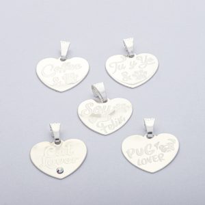 Dijes Colgantes. Diseño de Corazón. Plata Italiana 925. Peso de 1,8 Gramos. Alto: 1,6 cm. Ancho: 2 cm. PDJ0121303#208 Brilho.