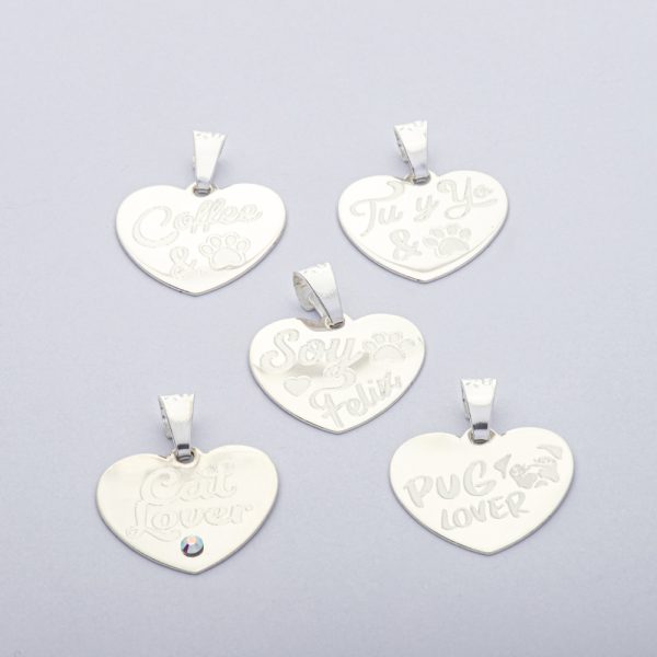 Dijes Colgantes. Diseño de Corazón. Plata Italiana 925. Peso de 1,8 Gramos. Alto: 1,6 cm. Ancho: 2 cm. PDJ0121303#208 Brilho.