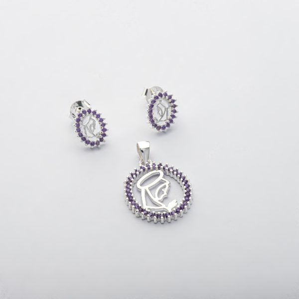 Conjunto Dije Colgante con Aros Topo. Diseño Religioso Virgen Niña. Plata Italiana 925. Micro Circones de Colores.  Colores verde, azul, negro, rojo y lila. No Incluye Cadena. Peso de 3 Gramos de plata Italiana 925. Brilho.