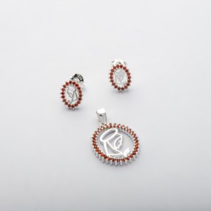 Conjunto Dije Colgante con Aros Topo. Diseño Religioso Virgen Niña. Plata Italiana 925. Micro Circones de Colores.  Colores verde, azul, negro, rojo y lila. No Incluye Cadena. Peso de 3 Gramos de plata Italiana 925. Brilho.