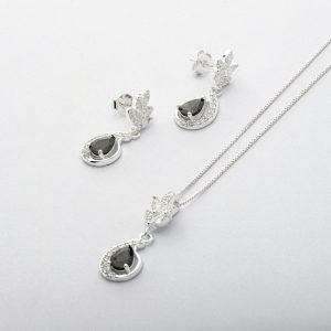 Conjunto de Collar y Aros Aretes. Plata Italiana 925. Circón Gta de Agua. Micro Circones Blancos. No Incluye Cadena. Peso de 4,9 Gramos de Plata. En Cuatro Colores: Negro - Verde - Azul - Blanco. Brilho.