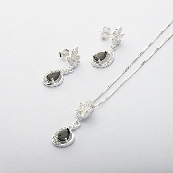 Conjunto de Collar y Aros Aretes. Plata Italiana 925. Circón Gta de Agua. Micro Circones Blancos. No Incluye Cadena. Peso de 4,9 Gramos de Plata. En Cuatro Colores: Negro - Verde - Azul - Blanco. Brilho.