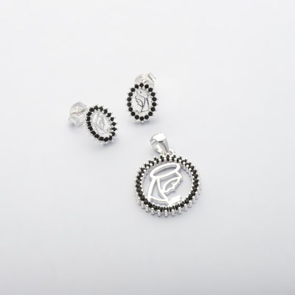 Conjunto Dije Colgante con Aros Topo. Diseño Religioso Virgen Niña. Plata Italiana 925. Micro Circones de Colores.  Colores verde, azul, negro, rojo y lila. No Incluye Cadena. Peso de 3 Gramos de plata Italiana 925. Brilho.