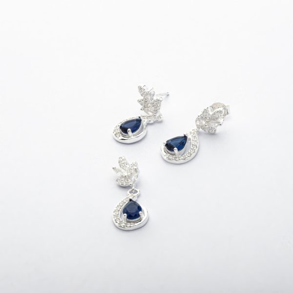 Conjunto de Collar y Aros Aretes. Plata Italiana 925. Circón Gta de Agua. Micro Circones Blancos. No Incluye Cadena. Peso de 4,9 Gramos de Plata. En Cuatro Colores: Negro - Verde - Azul - Blanco. Brilho.