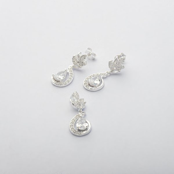 Conjunto de Collar y Aros Aretes. Plata Italiana 925. Circón Gta de Agua. Micro Circones Blancos. No Incluye Cadena. Peso de 4,9 Gramos de Plata. En Cuatro Colores: Negro - Verde - Azul - Blanco. Brilho.