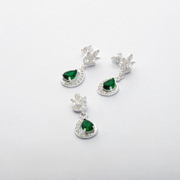 Conjunto de Collar y Aros Aretes. Plata Italiana 925. Circón Gta de Agua. Micro Circones Blancos. No Incluye Cadena. Peso de 4,9 Gramos de Plata. En Cuatro Colores: Negro - Verde - Azul - Blanco. Brilho.
