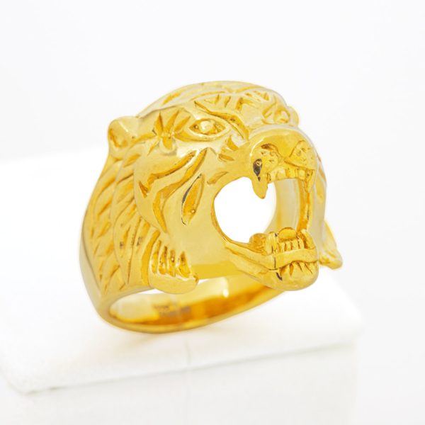 Anillo de Acero Quirúrgico 316. Diseño Cabeza de León. Baño en Oro Gold Filled. Género Unisex. Talla 25 US 11. SKU: AAN0910104-15-T11 Brilho.