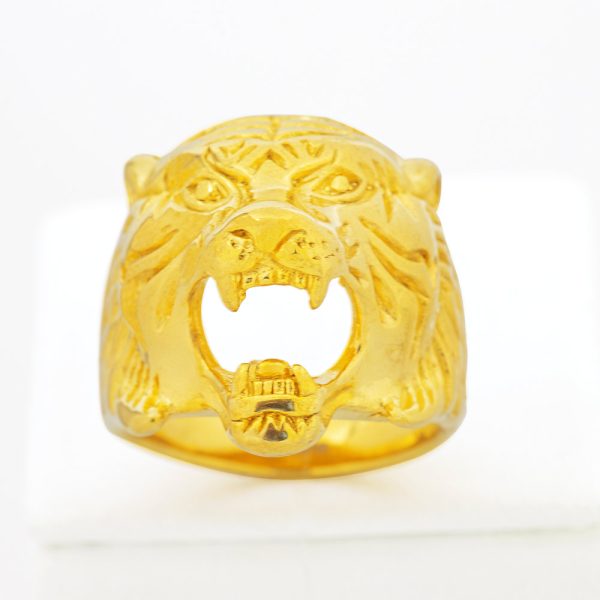 Anillo de Acero Quirúrgico 316. Diseño Cabeza de León. Baño en Oro Gold Filled. Género Unisex. Talla 25 US 11. SKU: AAN0910104-15-T11 Brilho.