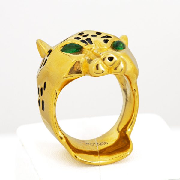 Anillo de Acero Quirúrgico 316. Diseño Tigre. Baño en Oro Gold Filled. Circones Color Verde. Género Unisex. Talla 28 - US 12. SKU: AAN0910104-03-T12 Brilho.