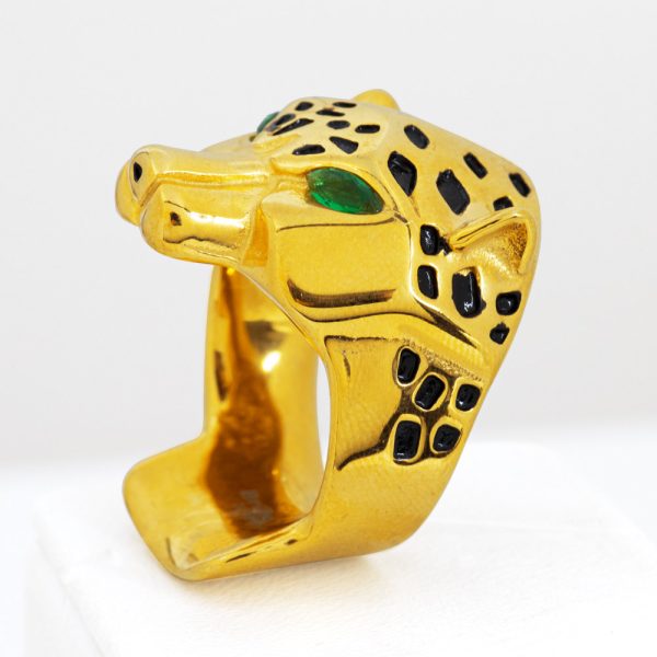 Anillo de Acero Quirúrgico 316. Diseño Tigre. Baño en Oro Gold Filled. Circones Color Verde. Género Unisex. Talla 28 - US 12. SKU: AAN0910104-03-T12 Brilho.