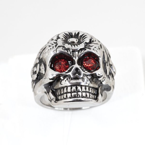 Anillo Calavera con Circones Rojos en Acero. Género Unisex. Talla 23 - US 10. Acero Quirúrgico 316. SKU: AAN0910104-04-T10 Brilho