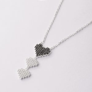 Collar de Plata Italiana 925. Diseño: 3 Corazones de Circón. Circón Blanco y Negro. Largo de 40cm. SKU: PCO0920019-3C Brilho