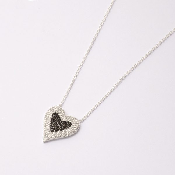 Collar de Plata Italiana 925. Diseño: Corazón Circones Blancos y Negros. Tamaño Corazón: Alto: 2cm - Ancho 1,8mm Largo de 40cm. Peso de 5,5 Gramos. SKU: PCO0920019-5,5GR Brilho.