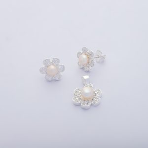 Conjunto Dije y Aros Topo. Flor con Micro Circones. Plata Italiana 925. Peso de 5,3 Gramos. SKU: PJS1020057-5,3GR#169 SIN CADENA. Brilho