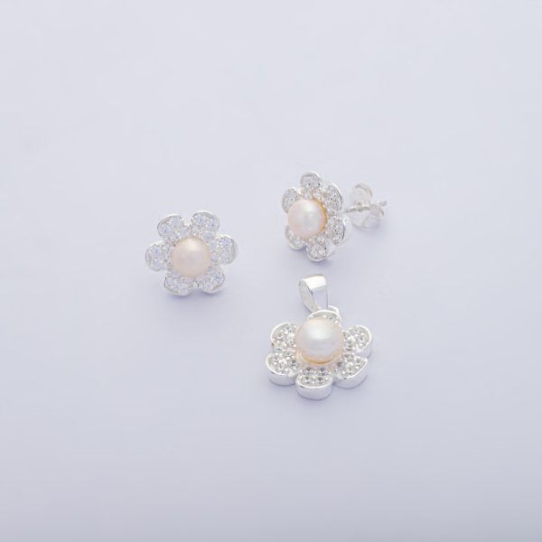 Conjunto Dije y Aros Topo. Flor con Micro Circones. Plata Italiana 925. Peso de 5,3 Gramos. SKU: PJS1020057-5,3GR#169 SIN CADENA. Brilho