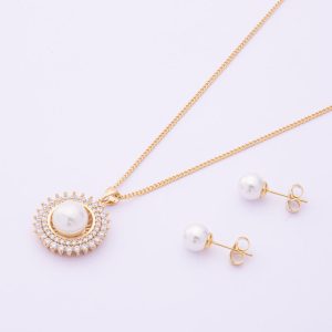 Conjunto de Collar y Aros Topo. Baño de Oro 18k. Collar Tejido Grumet y Perla Ecológica. Circones y Micro circones. Aros Topo y Perla Ecológica SKU: GJU0610034. Brilho.