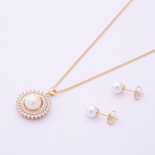 Conjunto de Collar y Aros Topo. Baño de Oro 18k. Collar Tejido Grumet y Perla Ecológica. Circones y Micro circones. Aros Topo y Perla Ecológica SKU: GJU0610034. Brilho.