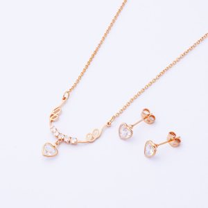 Conjunto de Collar y Aros Topo. Aros Topo Diseño Corzón de Circón. Collar con Circcones. Colgante Corazón de Circón. Cadena Largo de 45cm. SKU: GJU0110001-22 Brilho.