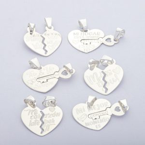 Dije Colgante Diseño Corazón con Textos Variados. Peso de 2,2 Gramos. Alto: 2,2 cm. Ancho: 2 cm. SKU: PDJ0121303-2,2GR#186 Brilho.