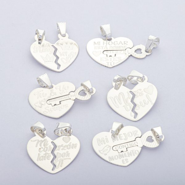 Dije Colgante Diseño Corazón con Textos Variados. Peso de 2,2 Gramos. Alto: 2,2 cm. Ancho: 2 cm. SKU: PDJ0121303-2,2GR#186 Brilho.