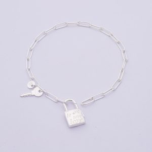 Pulsera Tejido Tradicional. Plata Italiana 925. Diseño: Juvenil con Candado y Llave. Peso de 6,1 Gramos. Largo de: 18cm. SKU: PPU0120094 Brilho.