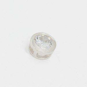 Puntos de Luz Colgante. Plata Italiana 925. Circones Colores. No incluye Cadena. Peso de 0.9 Gramos. Ancho: 7mm. Profundidad: 5mm. SKU: NEGRO->PDJ0220020-2 | ROSADO->PDJ0220020-1 | AZUL->PDJ0220020-6 | ROJO->PDJ0220020-4 | BLANCO->PDJ0220020-3. Brilho.