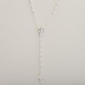 Collar Rosario Religioso. Plata Italiana 925. Peso de 4,5 Gramos. Largo de23cm. Diseño Virgen María con Balines. SKU: PCM0122006#234 Brilho. DETALLES: Las personas usan rosarios religiosos por varias razones que combinan fe, espiritualidad y simbolismo. Principales uso del denario en Plata Italiana 925: Oración y meditación: El rosario se utiliza como una herramienta de oración en el cristianismo, particularmente en el catolicismo. Ayuda a los fieles a contar las oraciones mientras meditan sobre momentos importantes de la vida de Jesús y la Virgen María. Devoción personal: Llevar un rosario es una muestra de devoción y compromiso con la fe. Para muchos, tenerlo cerca les proporciona consuelo espiritual y protección. Protección y bendición: Se cree que los rosarios, una vez bendecidos, tienen el poder de proteger a quienes los llevan, no solo físicamente, sino también espiritualmente. Identidad religiosa: Para algunas personas, usar un rosario es una forma de manifestar su identidad religiosa y un recordatorio constante de su fe. Simbolismo cultural: En algunas culturas, el rosario también tiene un significado simbólico más allá de lo religioso, representando una conexión con la tradición y el legado familiar.