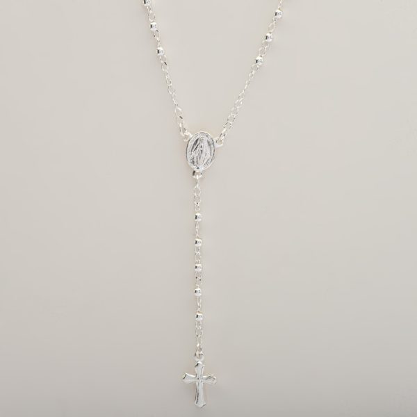 Collar Rosario Religioso. Plata Italiana 925. Peso de 4,5 Gramos. Largo de23cm. Diseño Virgen María con Balines. SKU: PCM0122006#234 Brilho. DETALLES: Las personas usan rosarios religiosos por varias razones que combinan fe, espiritualidad y simbolismo. Principales uso del denario en Plata Italiana 925: Oración y meditación: El rosario se utiliza como una herramienta de oración en el cristianismo, particularmente en el catolicismo. Ayuda a los fieles a contar las oraciones mientras meditan sobre momentos importantes de la vida de Jesús y la Virgen María. Devoción personal: Llevar un rosario es una muestra de devoción y compromiso con la fe. Para muchos, tenerlo cerca les proporciona consuelo espiritual y protección. Protección y bendición: Se cree que los rosarios, una vez bendecidos, tienen el poder de proteger a quienes los llevan, no solo físicamente, sino también espiritualmente. Identidad religiosa: Para algunas personas, usar un rosario es una forma de manifestar su identidad religiosa y un recordatorio constante de su fe. Simbolismo cultural: En algunas culturas, el rosario también tiene un significado simbólico más allá de lo religioso, representando una conexión con la tradición y el legado familiar.