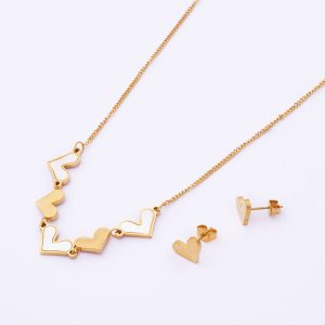 Conjunto Collar y Aros Topo. Acero Quirúrgico 316. Baño en Oro 18k. Diseño Corazón. SKU: AJU0931001 Brilho.