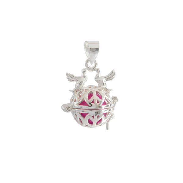 Llamador de Ángeles. Plata Italiana 925. Diseños: Corazón de Color - Corazón con Alas de Ángel - Palomas con Colores. SKU: PDJ1020049 Brilho. Es un hermoso amuleto que tiene como función proteger y velar por la seguridad de la persona que lo posee. Los llamadores de ángeles son mucho más que una joya; es un símbolo de amor, protección y conexión tanto para la madre como para el bebé. Con sus beneficios emocionales y espirituales, esta pieza de joyería atemporal se ha ganado un lugar especial en el corazón de muchas familias alrededor del mundo.