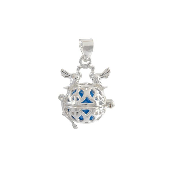 Llamador de Ángeles. Plata Italiana 925. Diseños: Corazón de Color - Corazón con Alas de Ángel - Palomas con Colores. SKU: PDJ1020049 Brilho. Es un hermoso amuleto que tiene como función proteger y velar por la seguridad de la persona que lo posee. Los llamadores de ángeles son mucho más que una joya; es un símbolo de amor, protección y conexión tanto para la madre como para el bebé. Con sus beneficios emocionales y espirituales, esta pieza de joyería atemporal se ha ganado un lugar especial en el corazón de muchas familias alrededor del mundo.
