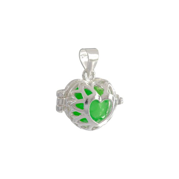 Llamador de Ángeles. Plata Italiana 925. Diseños: Corazón de Color - Corazón con Alas de Ángel - Palomas con Colores. SKU: PDJ1020049 Brilho. Es un hermoso amuleto que tiene como función proteger y velar por la seguridad de la persona que lo posee. Los llamadores de ángeles son mucho más que una joya; es un símbolo de amor, protección y conexión tanto para la madre como para el bebé. Con sus beneficios emocionales y espirituales, esta pieza de joyería atemporal se ha ganado un lugar especial en el corazón de muchas familias alrededor del mundo.