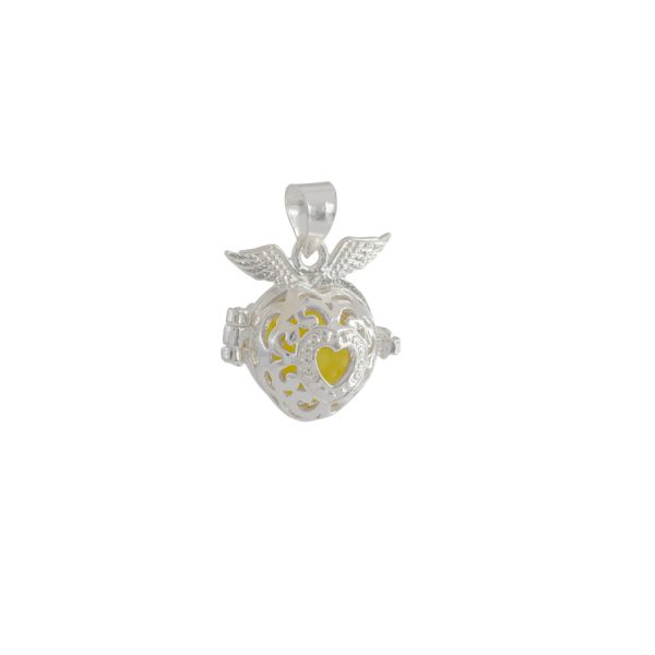 Llamador de Ángeles. Plata Italiana 925. Diseños: Corazón de Color - Corazón con Alas de Ángel - Palomas con Colores. SKU: PDJ1020049 Brilho. Es un hermoso amuleto que tiene como función proteger y velar por la seguridad de la persona que lo posee. Los llamadores de ángeles son mucho más que una joya; es un símbolo de amor, protección y conexión tanto para la madre como para el bebé. Con sus beneficios emocionales y espirituales, esta pieza de joyería atemporal se ha ganado un lugar especial en el corazón de muchas familias alrededor del mundo.